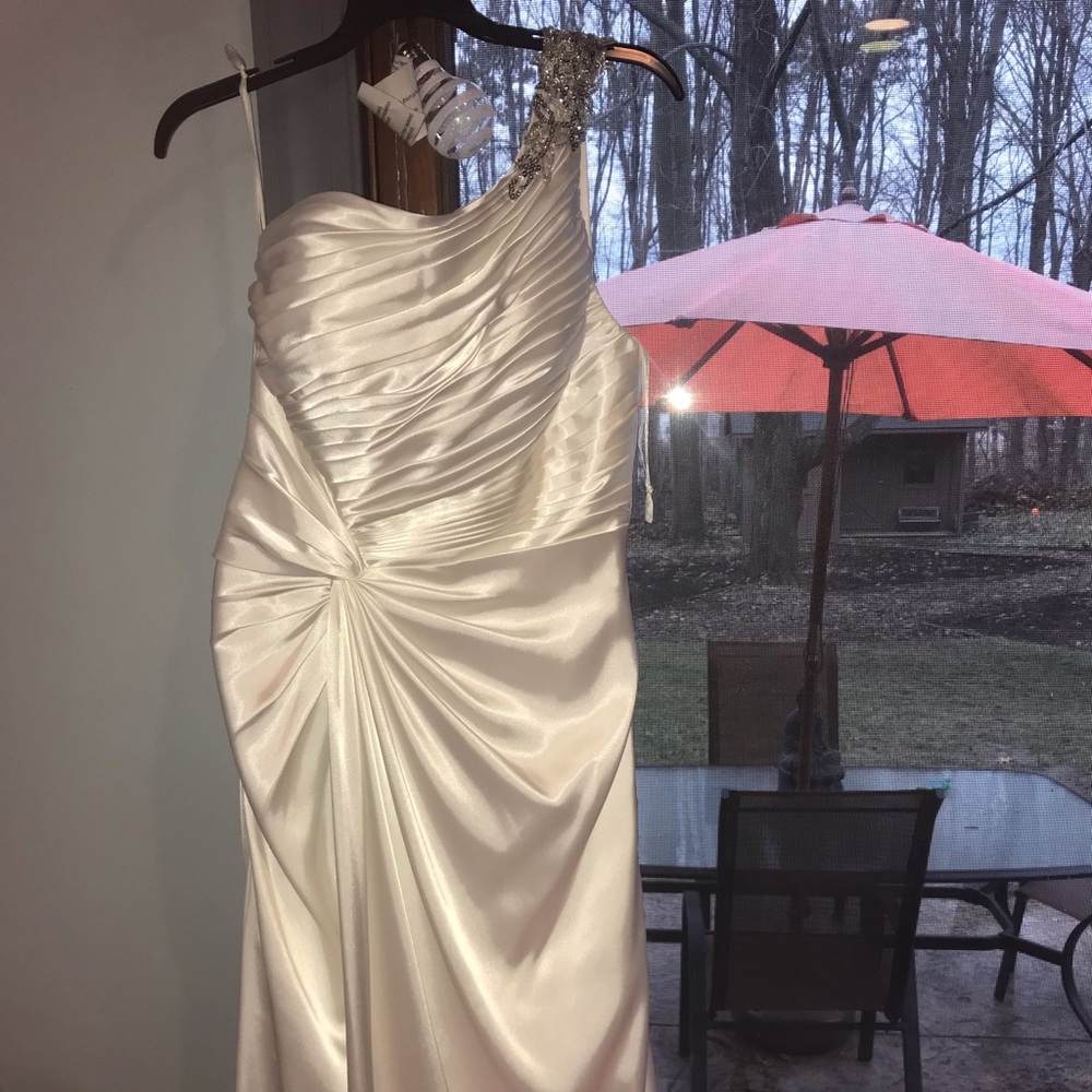 NEVER WORN WEDDING DRESS